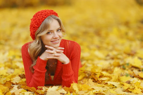 Mujer acostada en hojas de otoño — Foto de Stock