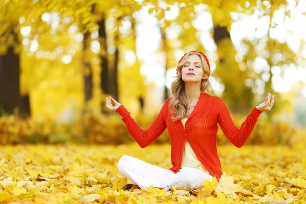 Herfst yoga vrouw — Stockfoto