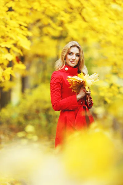 Herbstfrau — Stockfoto