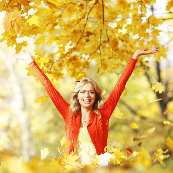 Femme heureuse dans le parc d'automne — Photo