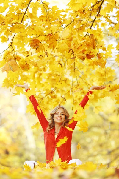 Glückliche Frau im Herbstpark — Stockfoto