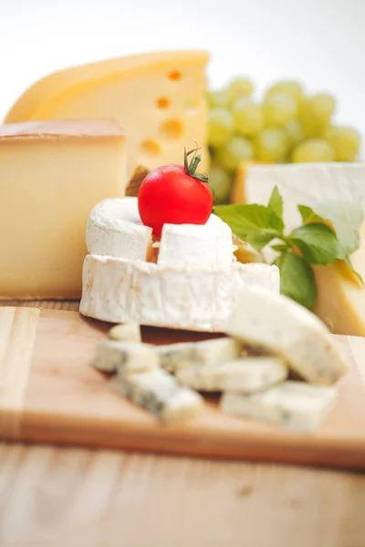 Queijo em uma mesa de madeira — Fotografia de Stock