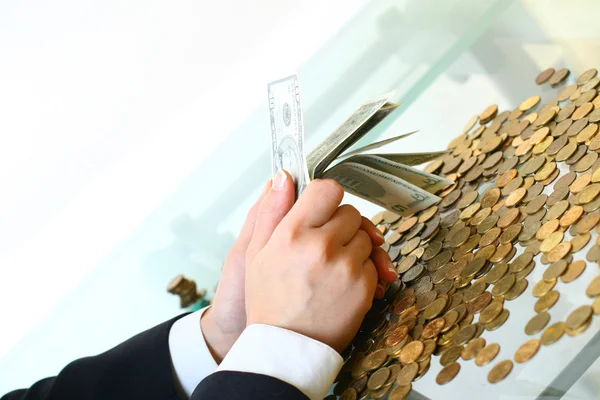 Ruce drží peníze — Stock fotografie