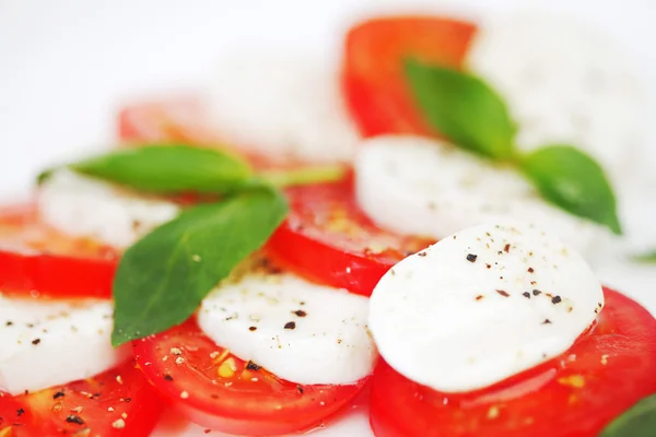 Fatias de tomate e mussarela em um prato — Fotografia de Stock