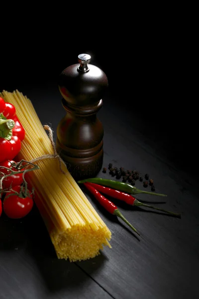 Паста інгредієнти на чорному столі — стокове фото