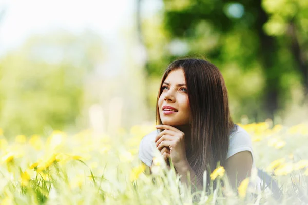 Vrouw liggend op gras — Stockfoto