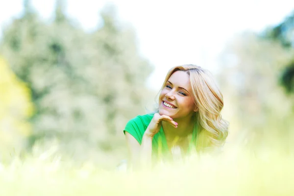 Frau liegt auf Gras — Stockfoto