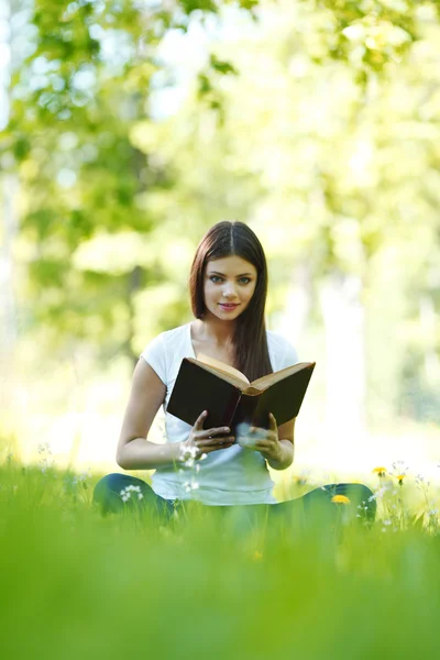 Dışarıda kitap okuyan bir kadın. — Stok fotoğraf