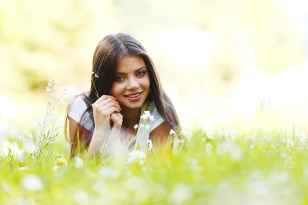 Femme couchée sur l'herbe — Photo