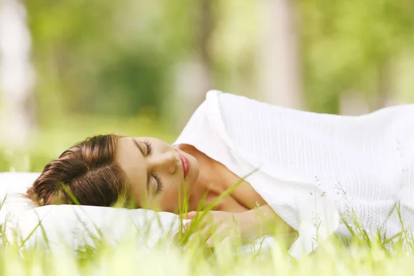 草で寝ている女性 — ストック写真