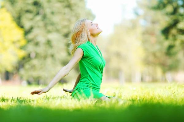 Vrouw genieten van de natuur — Stockfoto