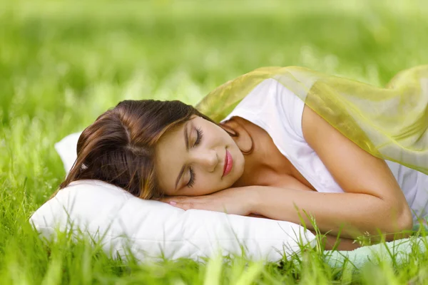 Çimenlerin üzerinde uyuyan kadın — Stok fotoğraf