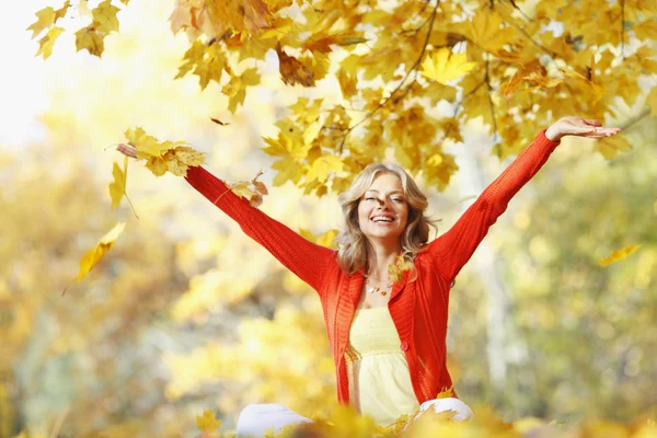 Femme heureuse dans le parc d'automne — Photo