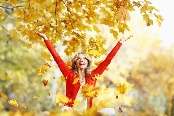 Mulher feliz no parque de outono — Fotografia de Stock