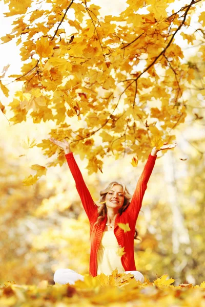 Glückliche Frau im Herbstpark — Stockfoto
