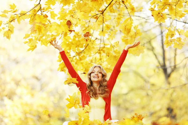 Donna felice nel parco d'autunno — Foto Stock