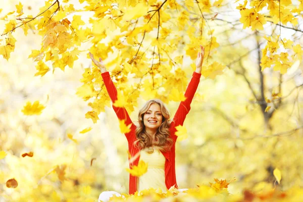 Mulher feliz no parque de outono — Fotografia de Stock