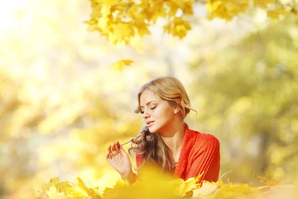 Mujer acostada en hojas de otoño — Foto de Stock