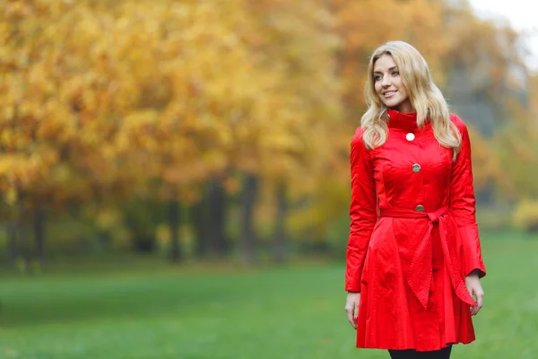 Mulher no parque de outono — Fotografia de Stock