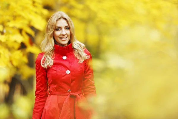 Vrouw in herfstpark — Stockfoto