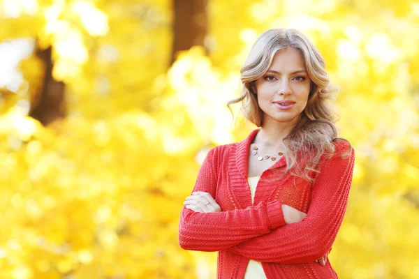 Herfst vrouw — Stockfoto