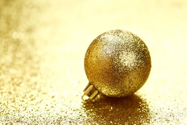 Goldene Weihnachtskugel — Stockfoto