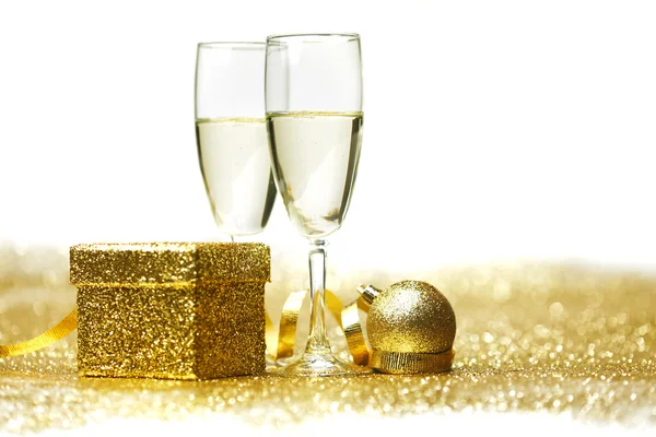 Champagne met kerstcadeau — Stockfoto