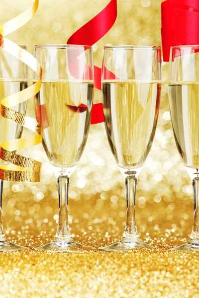 Şampanya ve şeritler — Stok fotoğraf