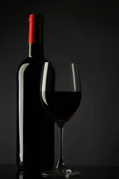 Silhouette en verre de vin rouge fond noir — Photo