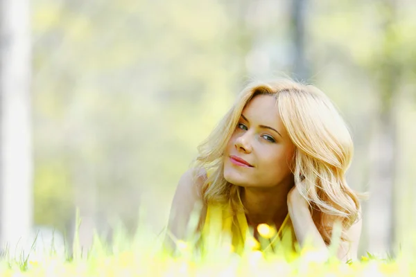 Vrouw liggend op gras — Stockfoto