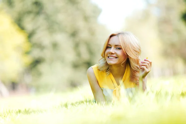 Vrouw liggend op gras — Stockfoto