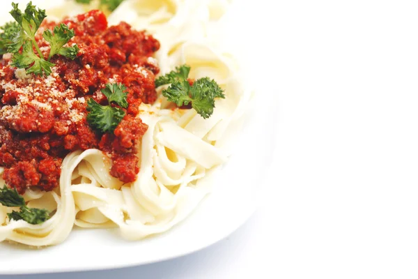 Spaghetti bolognese na białym talerzu — Zdjęcie stockowe