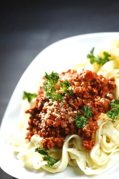 Spaghetti bolognese met Parmezaanse kaas — Stockfoto