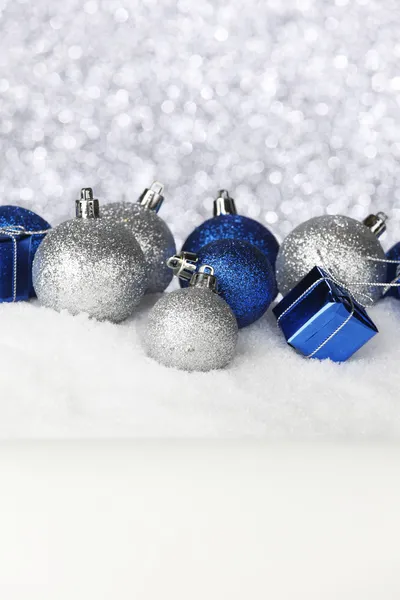 Julgranskulor och gåvor — Stockfoto