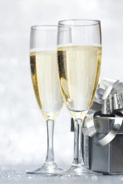 Champagner und Geschenk — Stockfoto