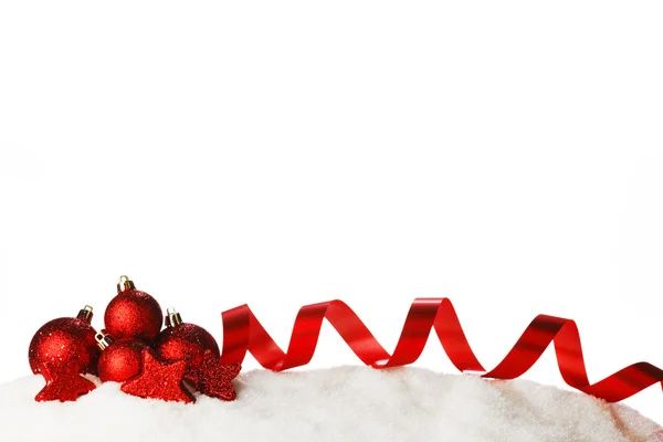 Kırmızı christmas dekorasyon kar üzerinde — Stok fotoğraf