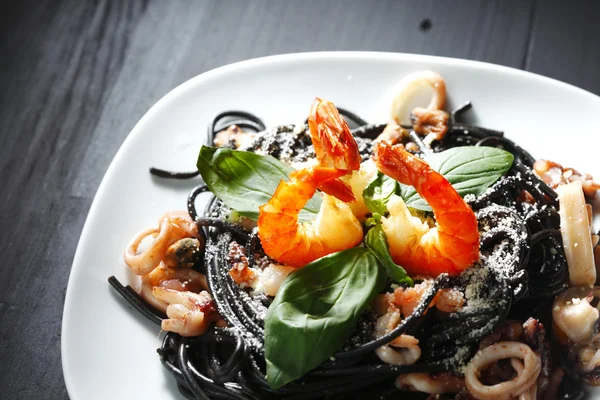 Spaghetti neri con frutti di mare — Foto Stock