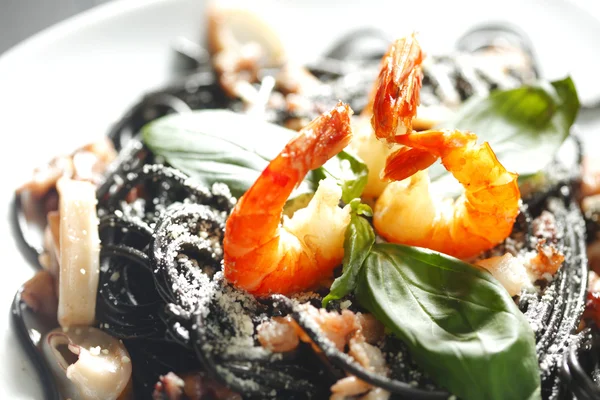Zwarte spaghetti met zeevruchten — Stockfoto