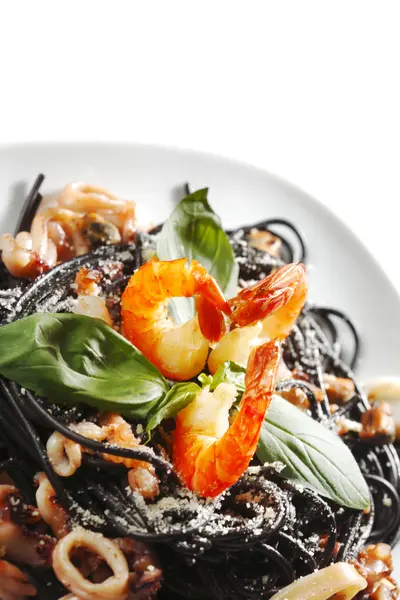 Чорна спагетті з морепродуктами — стокове фото
