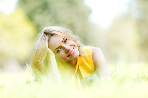 Femme couchée sur l'herbe — Photo