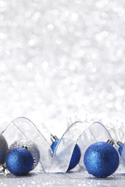Kerstballen en -linten — Stockfoto