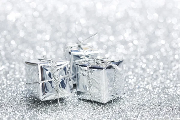 Серебряные подарки на Рождество — стоковое фото