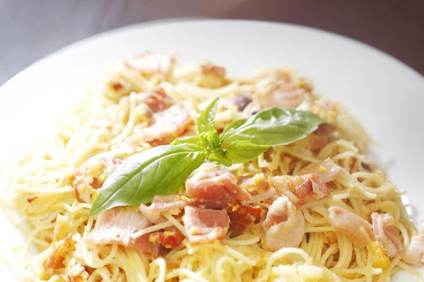 Spagetti carbonara kızarmış domuz pastırması ile — Stok fotoğraf