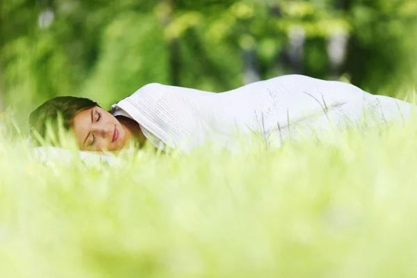 Femme dormant sur l'herbe — Photo