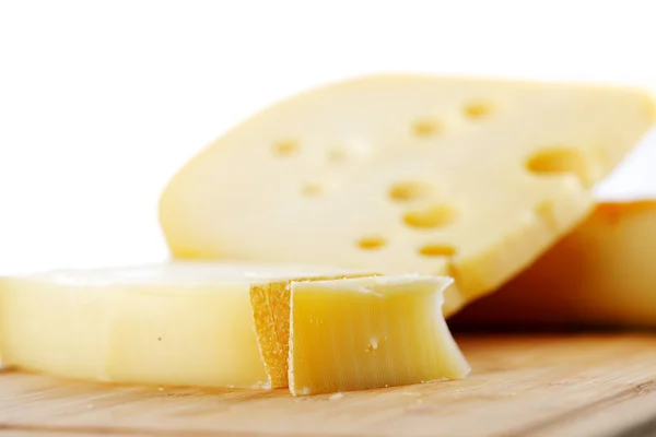 Tahta masadaki peynir. — Stok fotoğraf