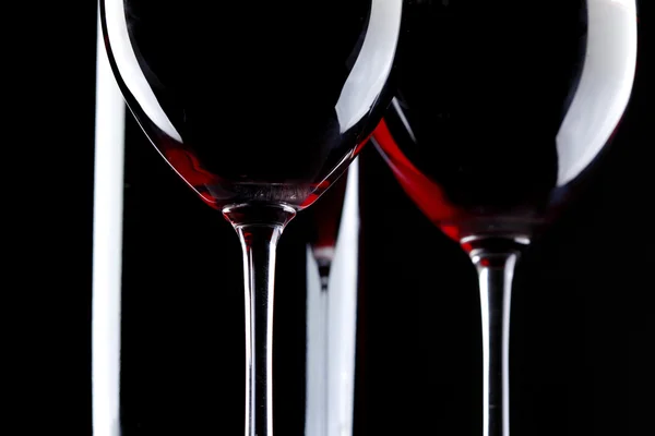 Silhouette en verre de vin rouge fond noir — Photo