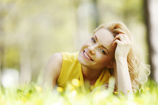 Femme couchée sur l'herbe — Photo