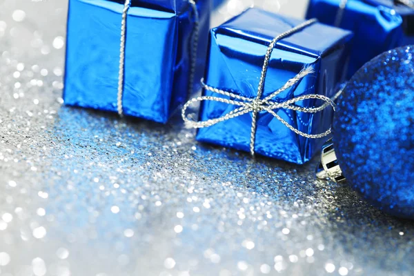 Vánoční dárky a koule — Stock fotografie