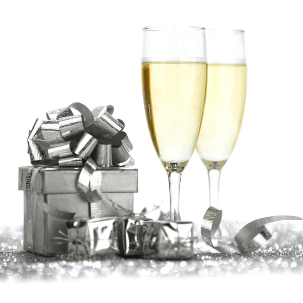 Бокалы и подарки для шампанского — стоковое фото