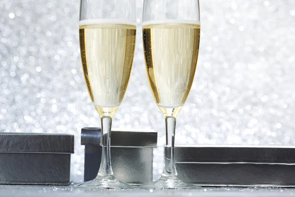 Champagner und Geschenk — Stockfoto